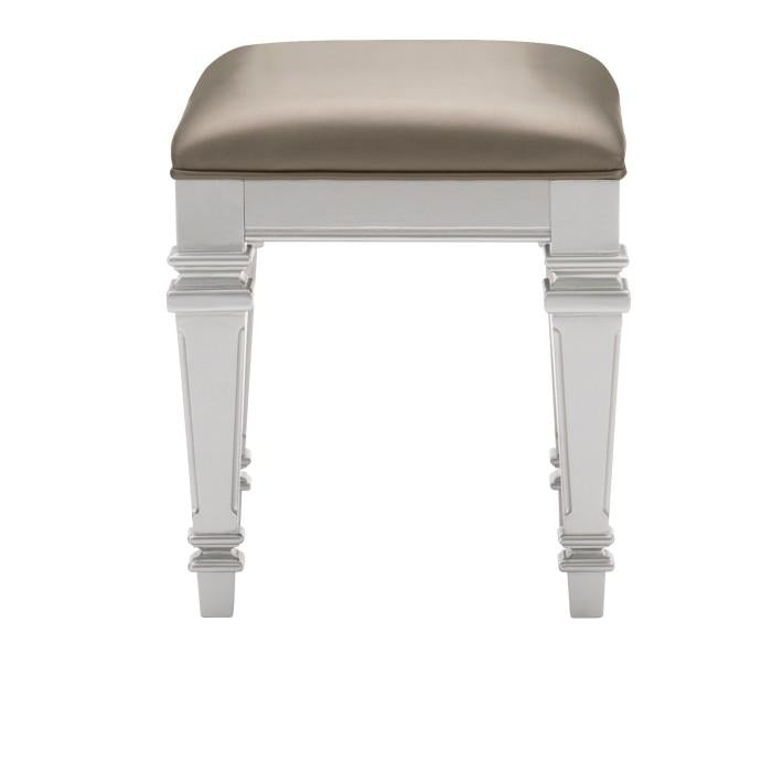Avondale Queen Upholstered Panel Bed in Silver 1646-1
